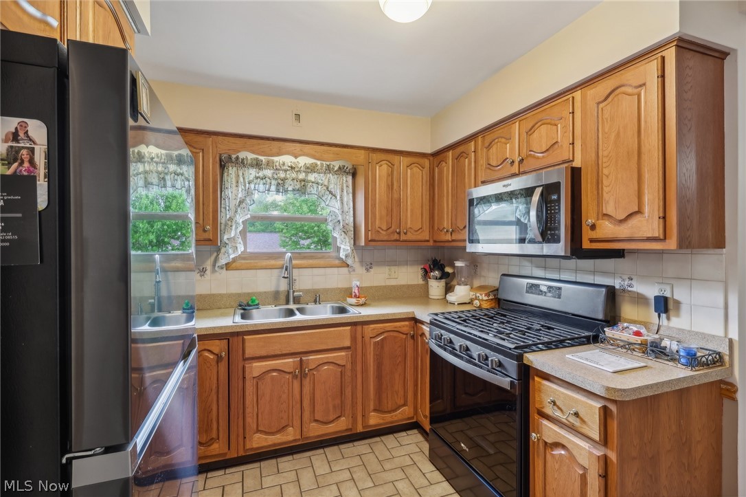 919 Pinecrest Road Girard, OH 44420 - Photo 23 of 42 Main Floor Kitchen