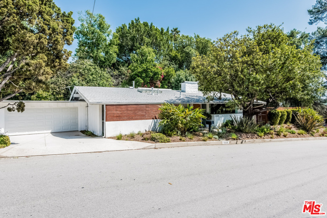 2256 Roscomare Road Los Angeles, CA 90077 - Photo 3 of 36
