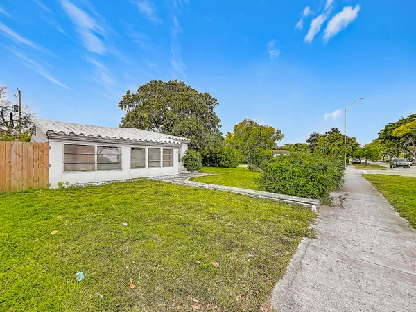 $349,900 | 17590 Northeast 19th Avenue, North Miami Beach, FL 33162