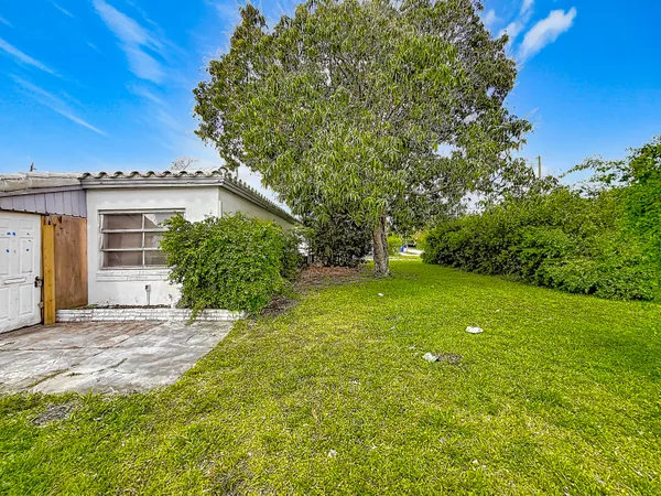 $349,900 | 17590 Northeast 19th Avenue, North Miami Beach, FL 33162