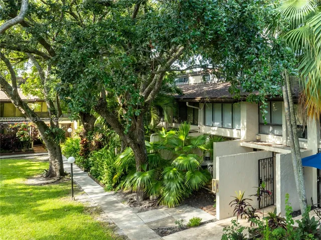 $425,000 | 19212 Northeast 25th Avenue, Unit 283D, Miami, FL 33180