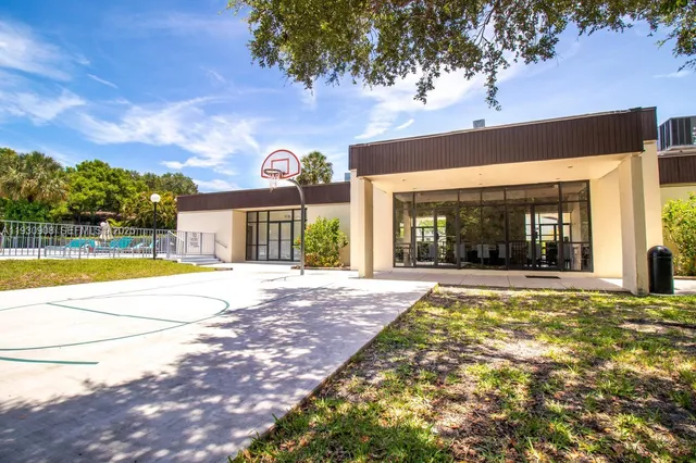 $425,000 | 19212 Northeast 25th Avenue, Unit 283D, Miami, FL 33180