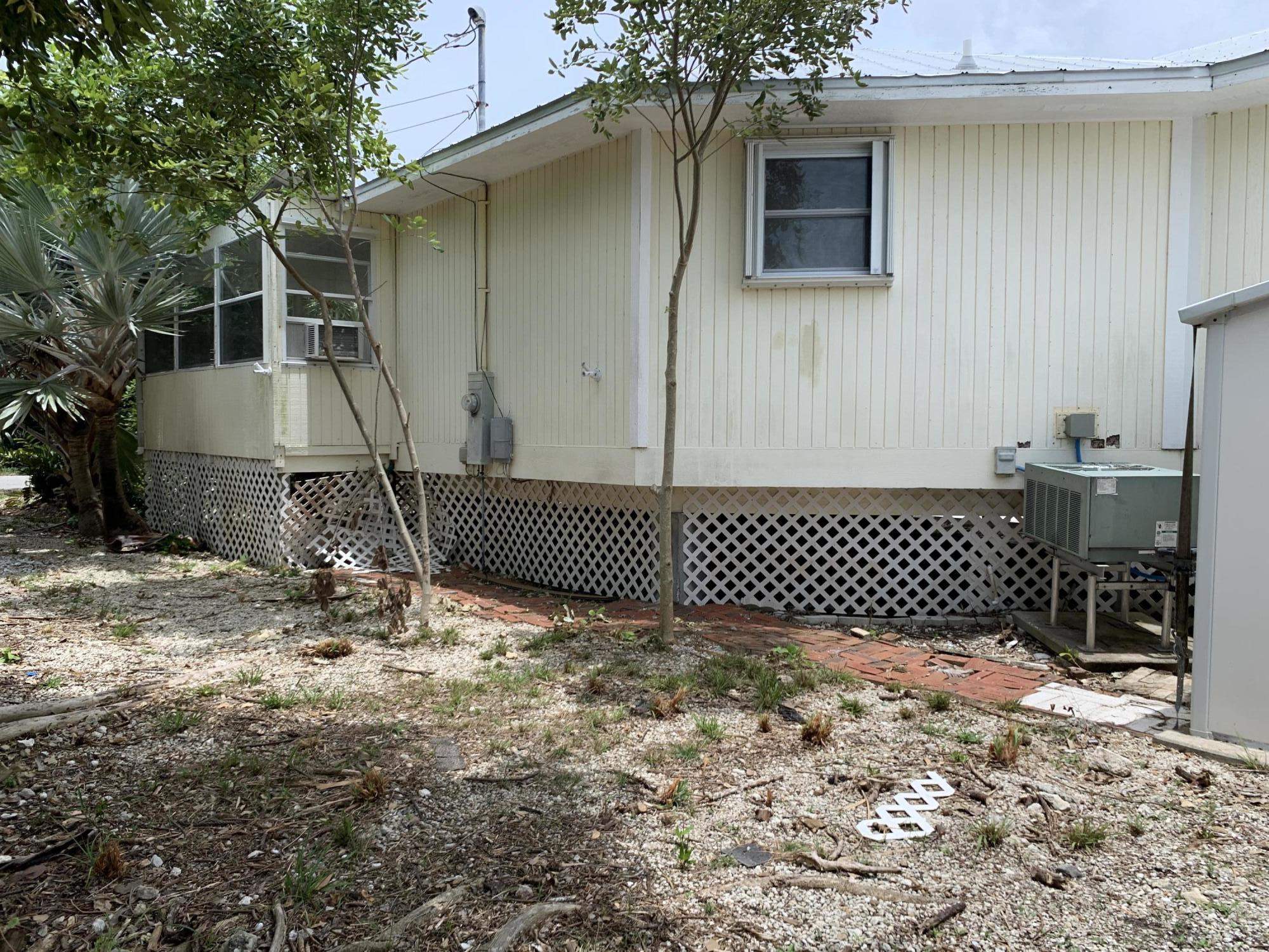 29188 Tulip Lane Big Pine Key, FL 33043 - Photo 3 of 26 a backyard of a house