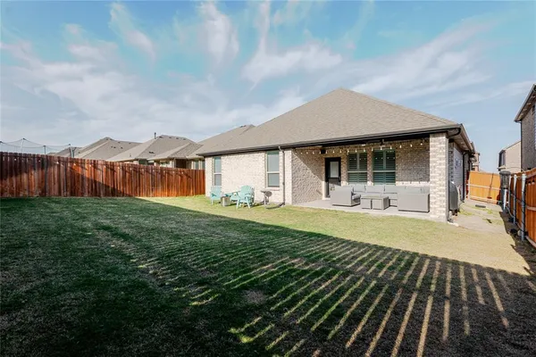 a view of a house with backyard and porch