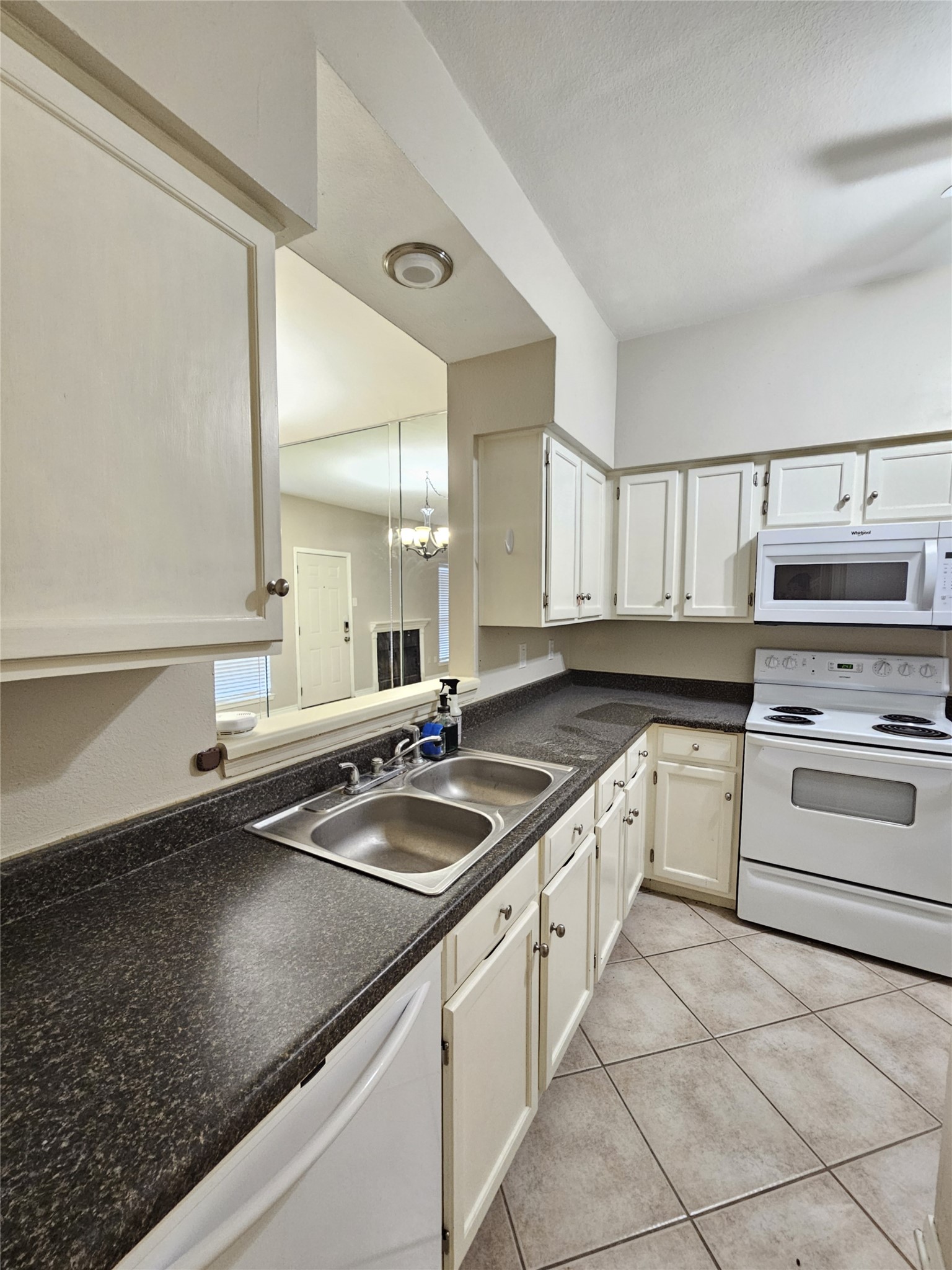 3800 Tanglewilde Street, Unit 605 Houston, TX 77063 - Photo 4 of 13 Kitchen