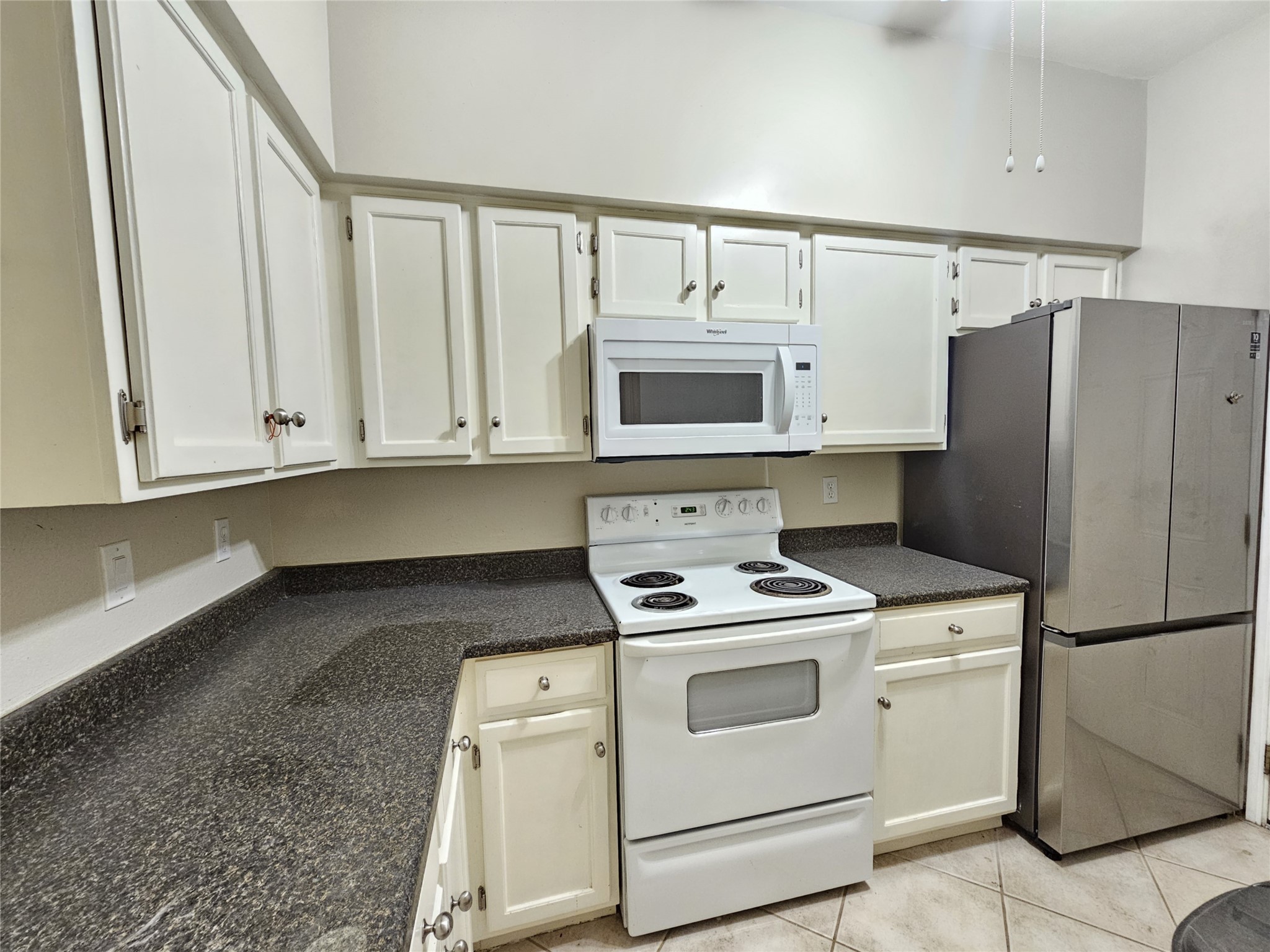 3800 Tanglewilde Street, Unit 605 Houston, TX 77063 - Photo 5 of 13 a view of a kitchen with electric appliances