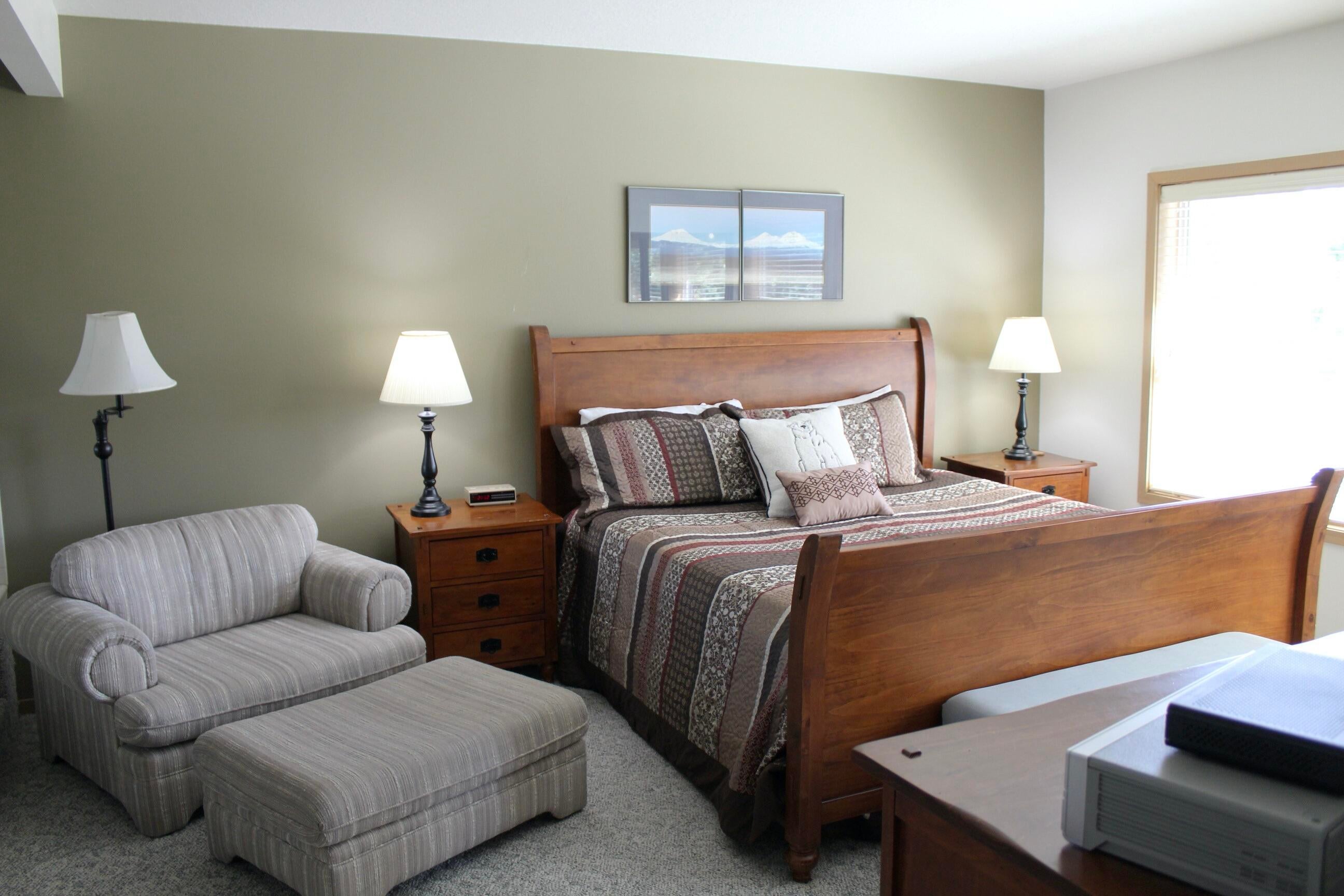 57319 Beaver Ridge Loop, Unit 2D1 Sunriver, OR 97707 - Photo 20 of 28 20-P-bd-chair-R2