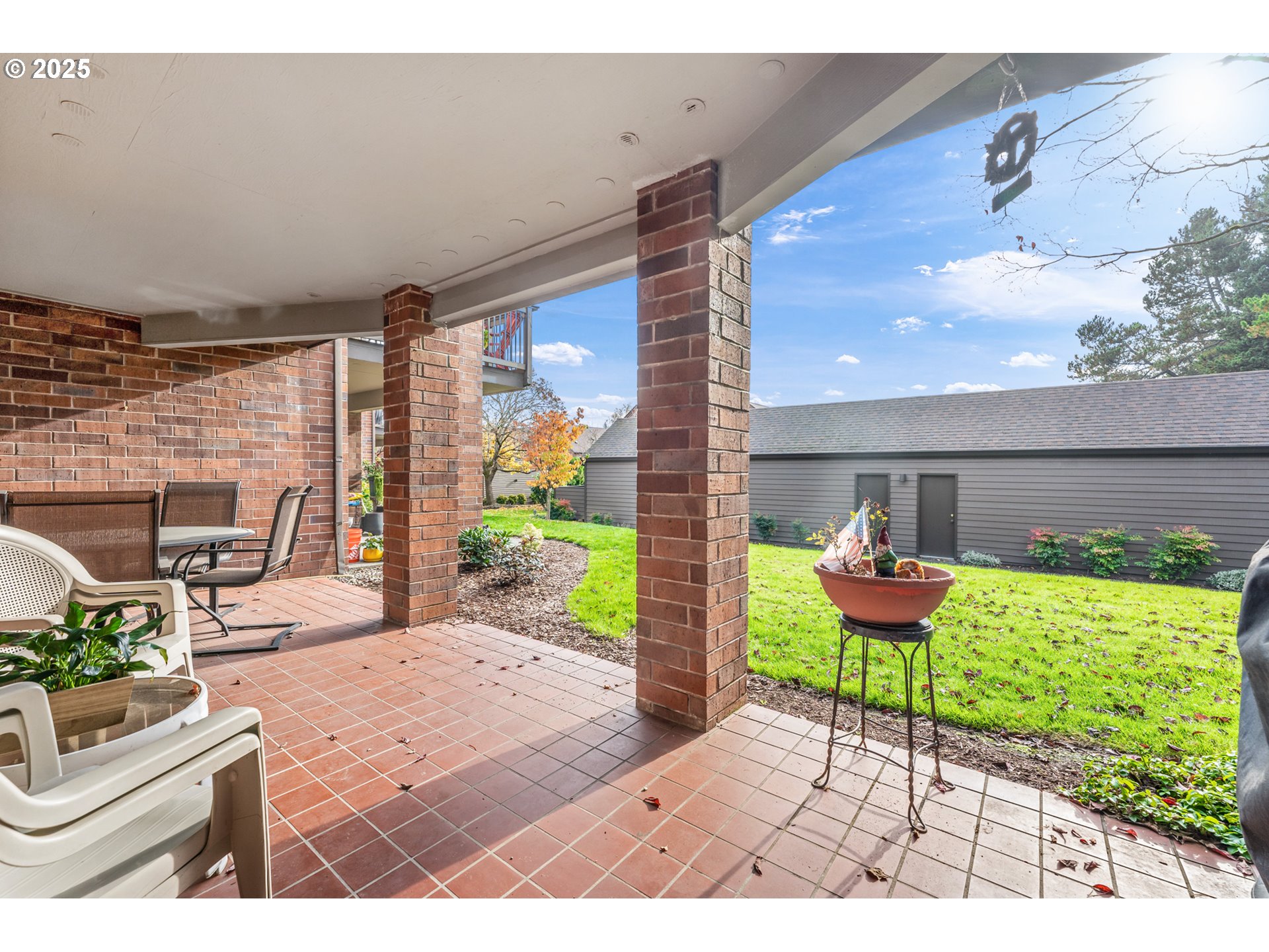 15435 Southwest 114th Court, Unit 99 Tigard, OR 97224 - Photo 28 of 40 a bench sitting in front of a building