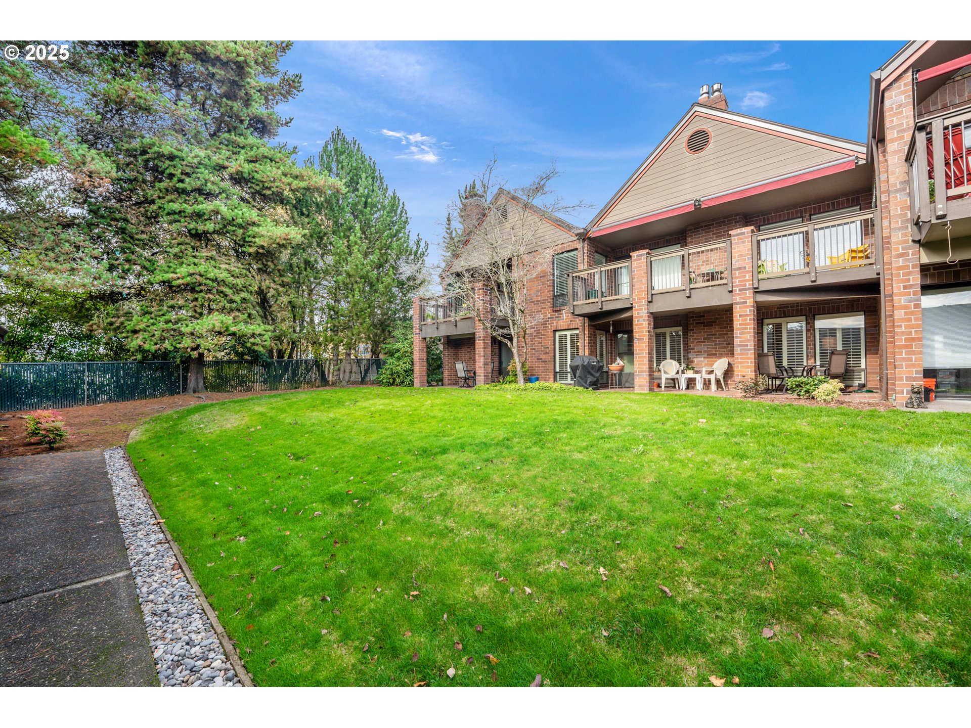 15435 Southwest 114th Court, Unit 99 Tigard, OR 97224 - Photo 32 of 40 a front view of a building with a garden