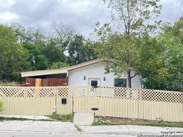 $750 | 231 East Lubbock Street, San Antonio, TX 78204