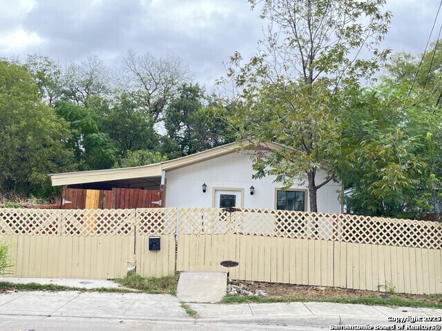 231 East Lubbock Street San Antonio, TX 78204 - Photo 1 of 4