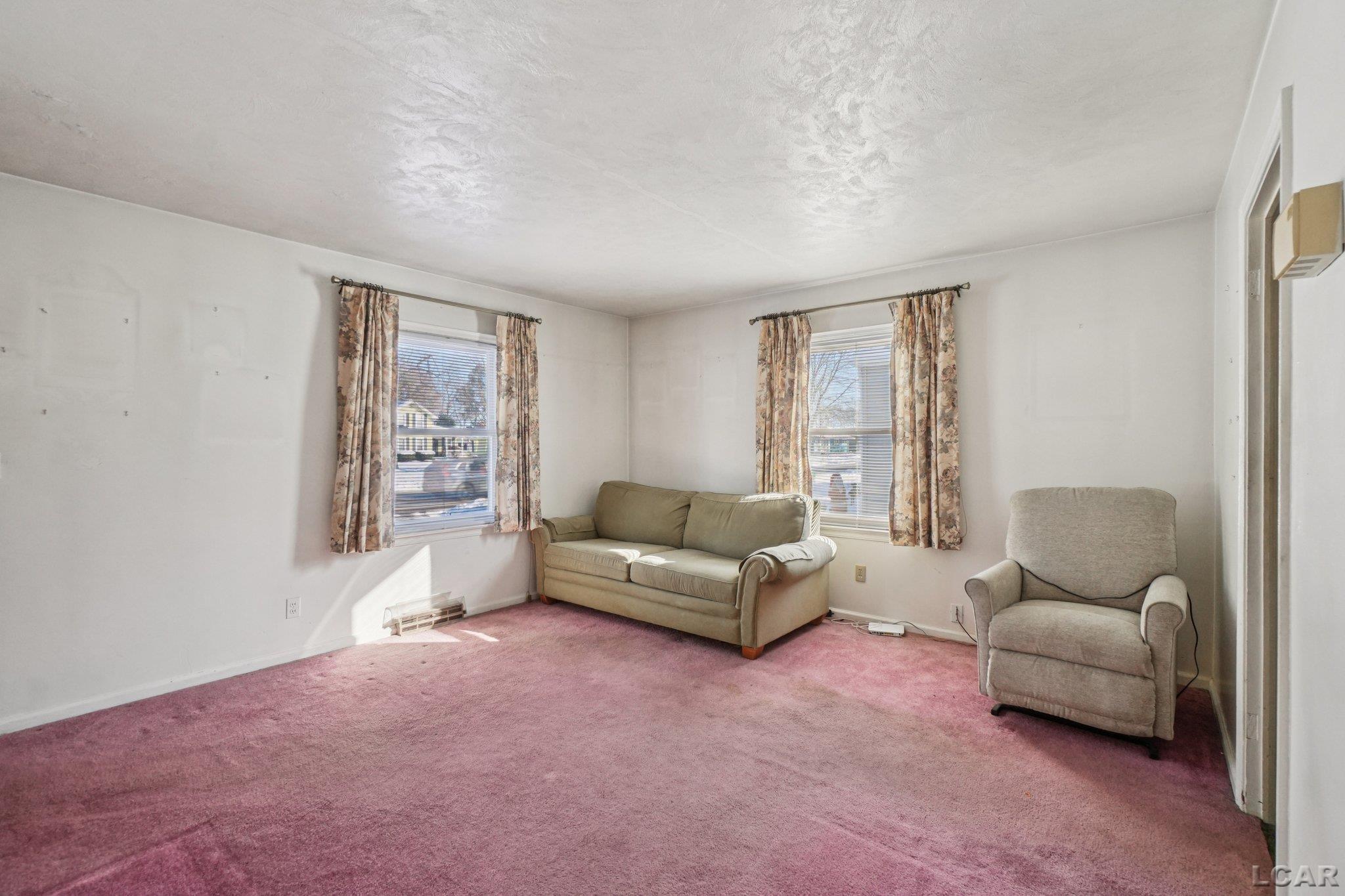 547 Riverside Avenue Adrian, MI 49221 - Photo 5 of 30 50195652-97324495-3d82-49d2-aac2-5cc51b884e0f.JPG