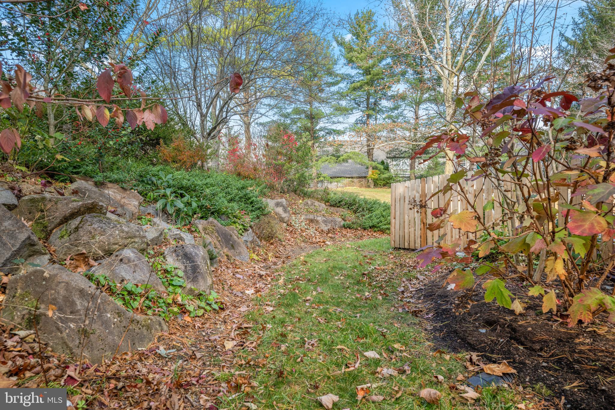 32 Manchester Court, Unit 32 Berwyn, PA 19312 - Photo 14 of 27 a backyard of a house with lots of green space