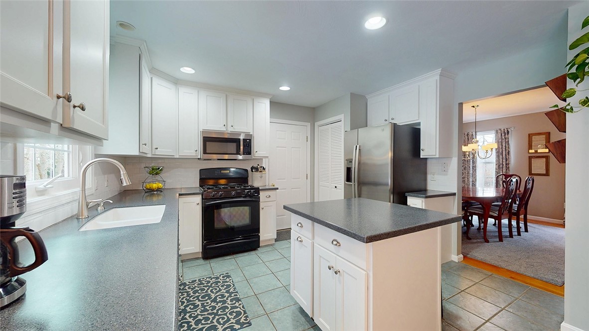 24 Ridge Crest Lane South Kingstown, RI 02879 - Photo 6 of 46