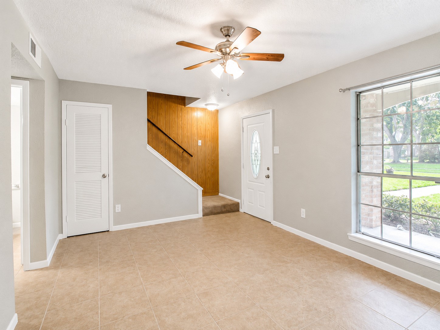 1607 Alabama Street, Unit 5 Pasadena, TX 77503 - Photo 3 of 16 Enter to a well light living room