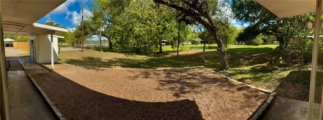 a view of a backyard