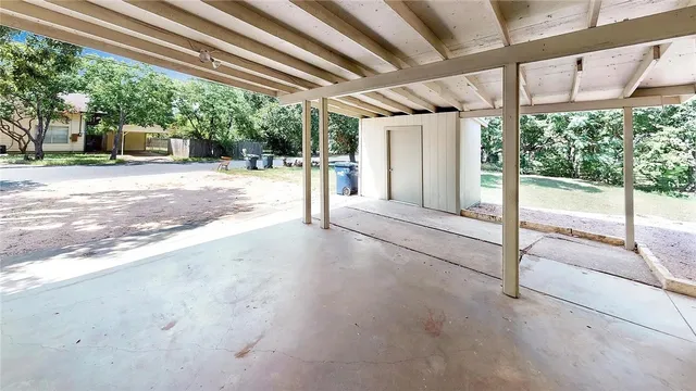 a view of a backyard