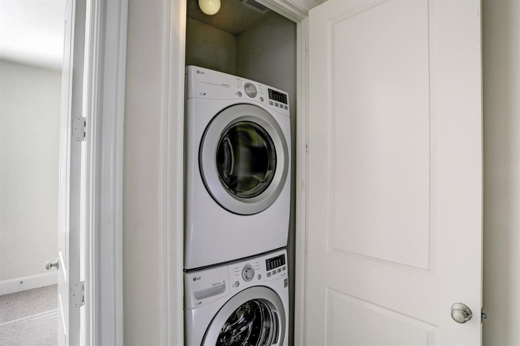 9676 Knight Road Houston, TX 77045 - Photo 9 of 11 a utility room with dryer and washer