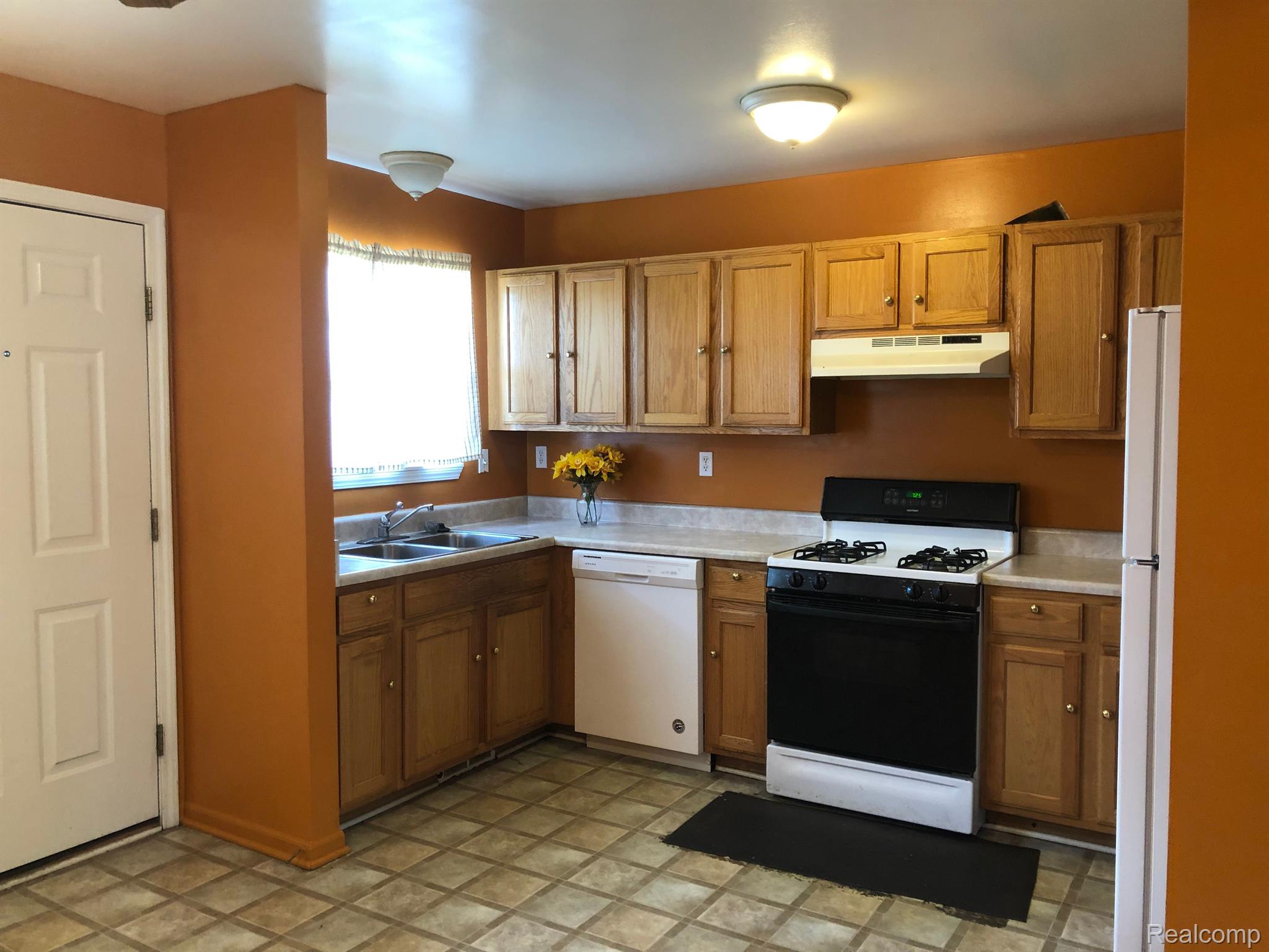 462 Salliotte Road, Unit 3 Ecorse, MI 48229 - Photo 5 of 17 Lots of cupboards!