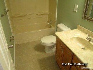 1505 School Road Rochester, MI 48307 - Photo 13 of 19 2nd Full Bathroom.jpg