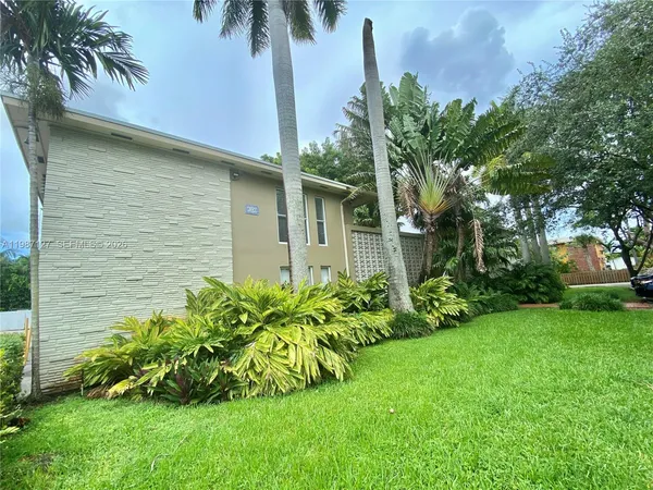 $2,000 | 6330 Southwest 79th Street, Unit 18, South Miami, FL 33143