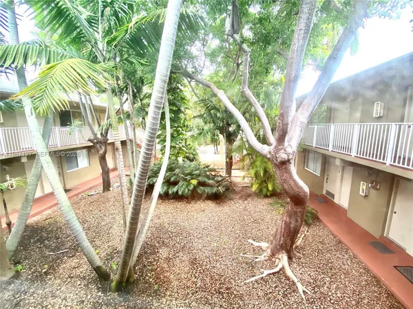 $2,000 | 6330 Southwest 79th Street, Unit 18, South Miami, FL 33143