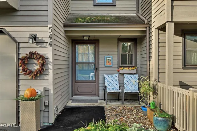 $279,900 | 544 Townwood Drive, Guilderland, NY 12203