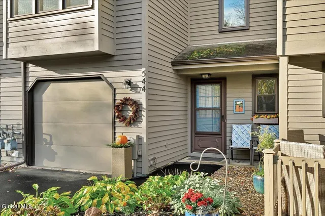 $279,900 | 544 Townwood Drive, Guilderland, NY 12203