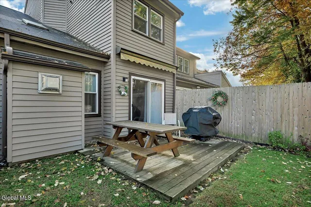 $279,900 | 544 Townwood Drive, Guilderland, NY 12203