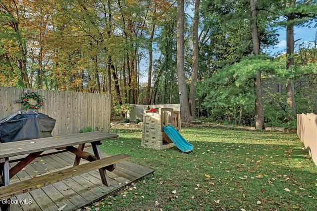 $279,900 | 544 Townwood Drive, Guilderland, NY 12203