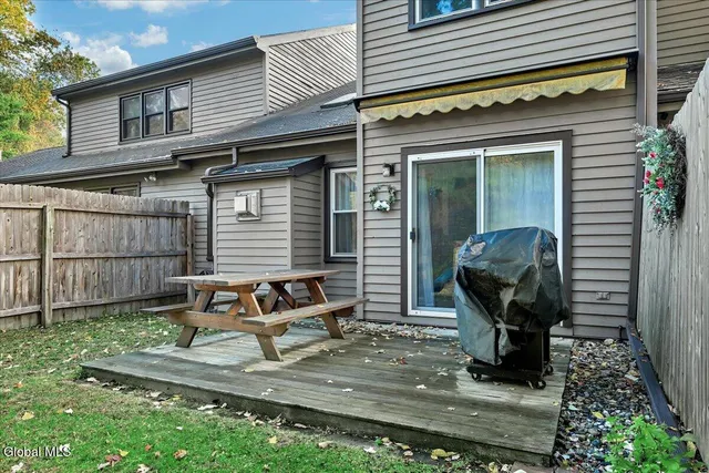 $279,900 | 544 Townwood Drive, Guilderland, NY 12203