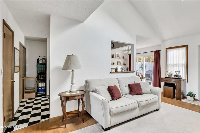 $279,900 | 544 Townwood Drive, Guilderland, NY 12203