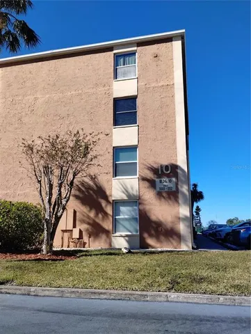 a view of a back yard of the house