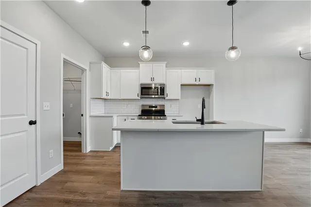 $389,900 | 2433 Northwest Sunnyvale Court, Blue Springs, MO 64015