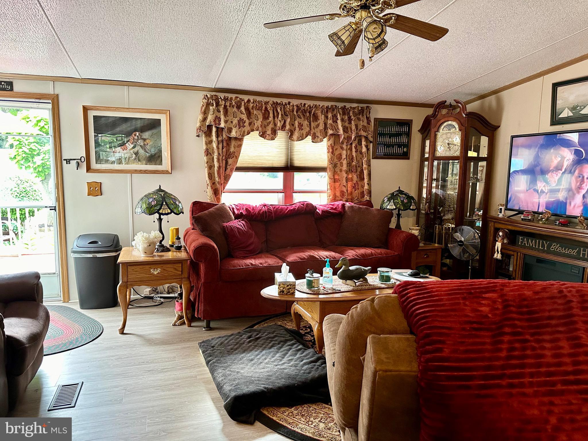 896 East Old Philadelphia Road, Unit 896 Elkton, MD 21921 - Photo 4 of 16 Living Room