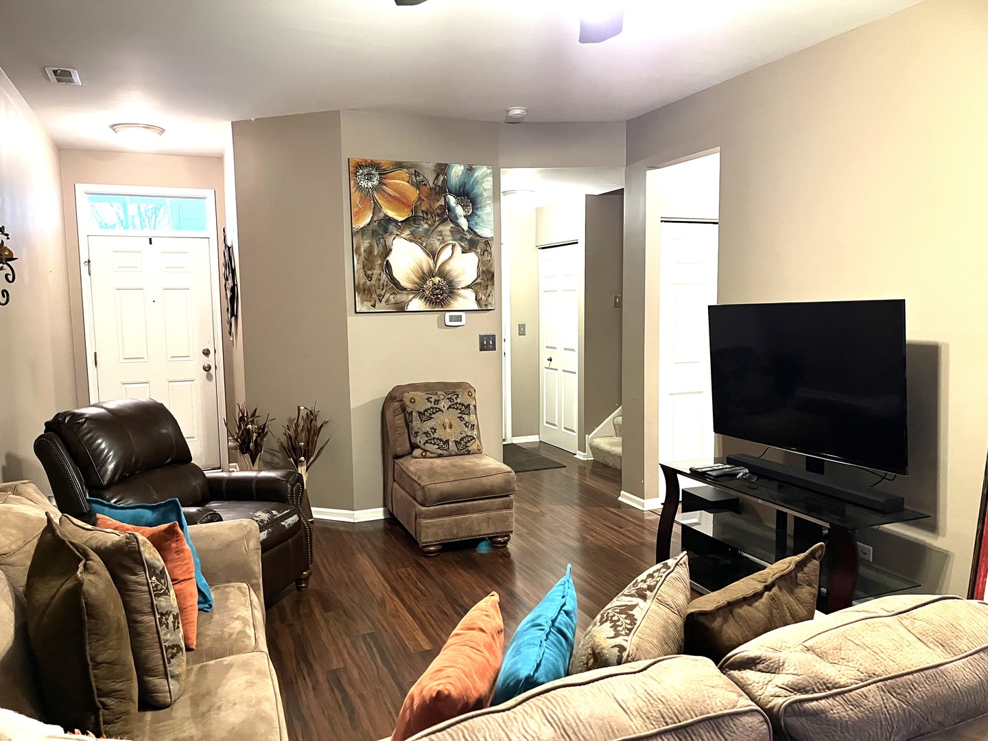 2402 Georgetown Circle Aurora, IL 60503 - Photo 4 of 23 a living room with furniture and a flat screen tv