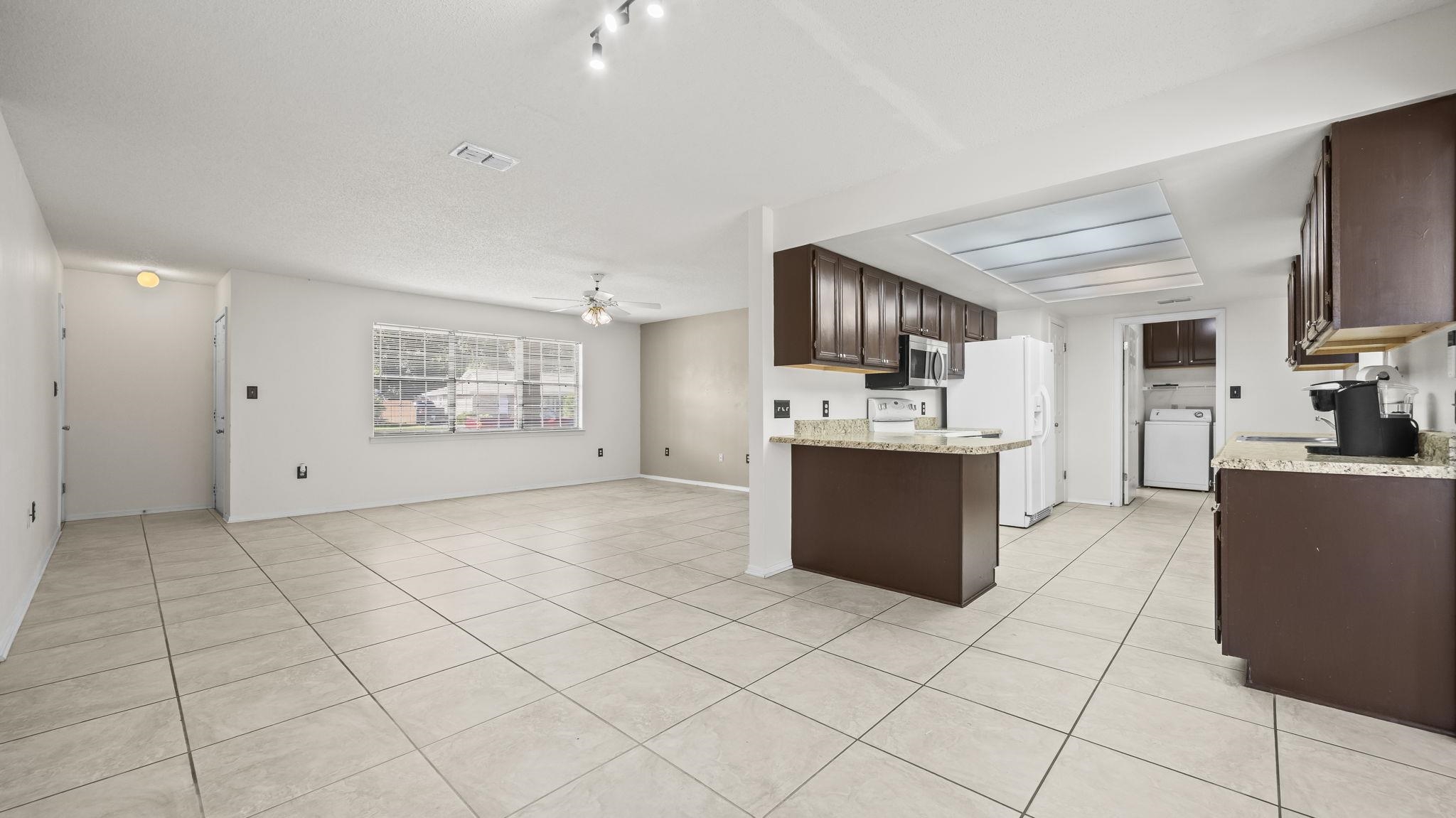 522 West Amanda Avenue Foley, AL 36535 - Photo 11 of 42 Kitchen