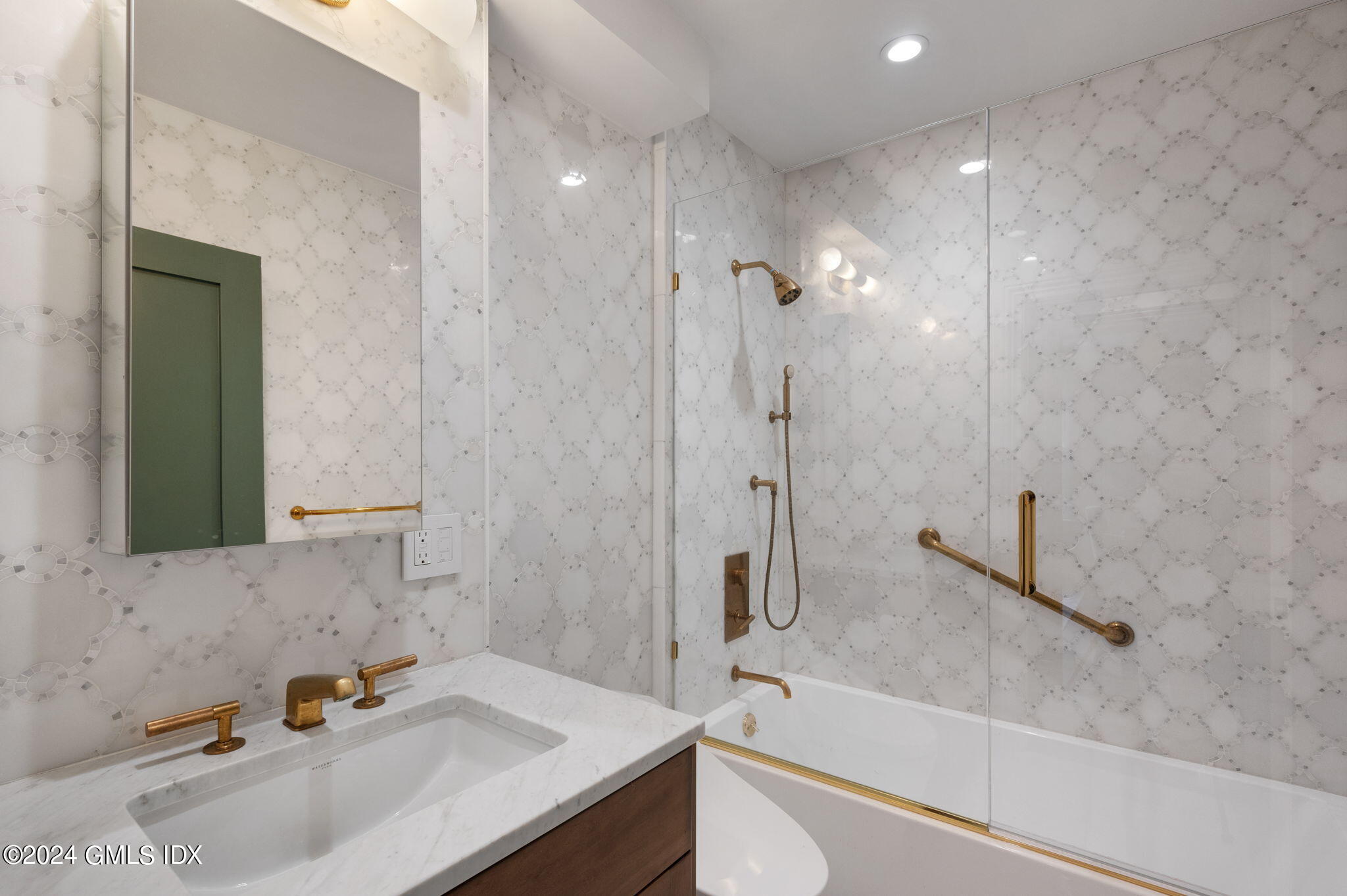 20 Church Street, Unit B11 Greenwich, CT 06830 - Photo 18 of 23 a bathroom with a sink and a bathtub