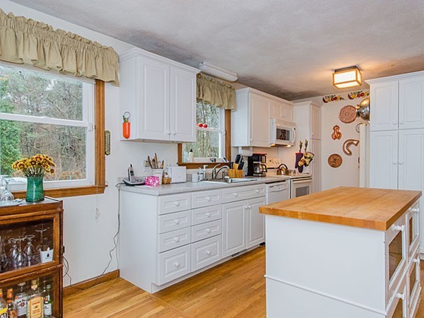 422 Dutton Road Sudbury, MA 01776 - Photo 4 of 16