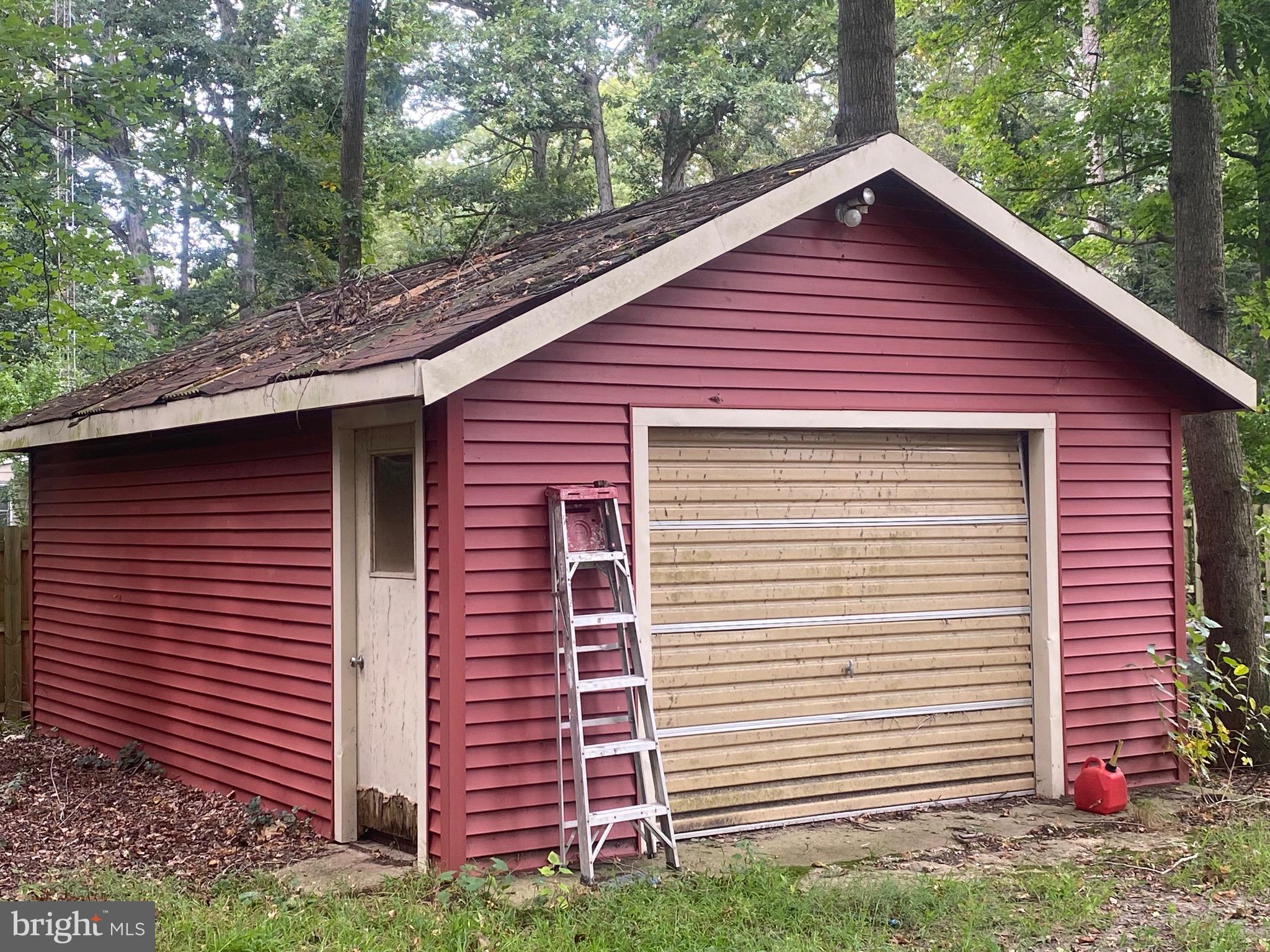 22502 Atlanta Road Seaford, DE 19973 - Photo 2 of 13 a front view of a house with garden