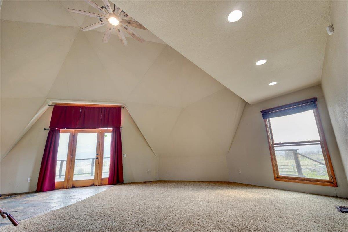 41622 Blue Oak Drive Springville, CA 93265 - Photo 19 of 68 an empty room with windows and closet