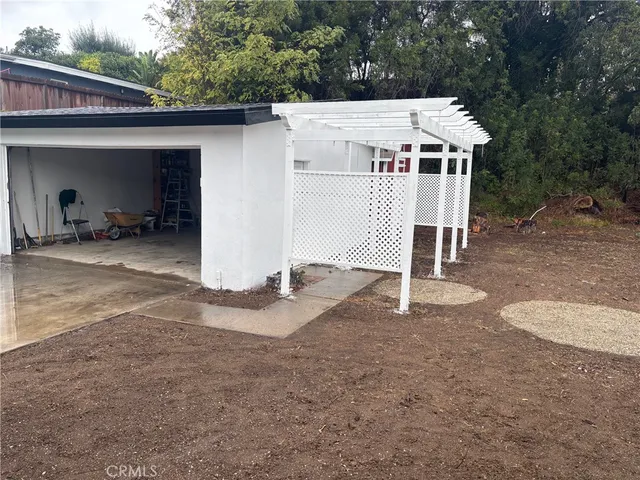 a view of a house with backyard and trees