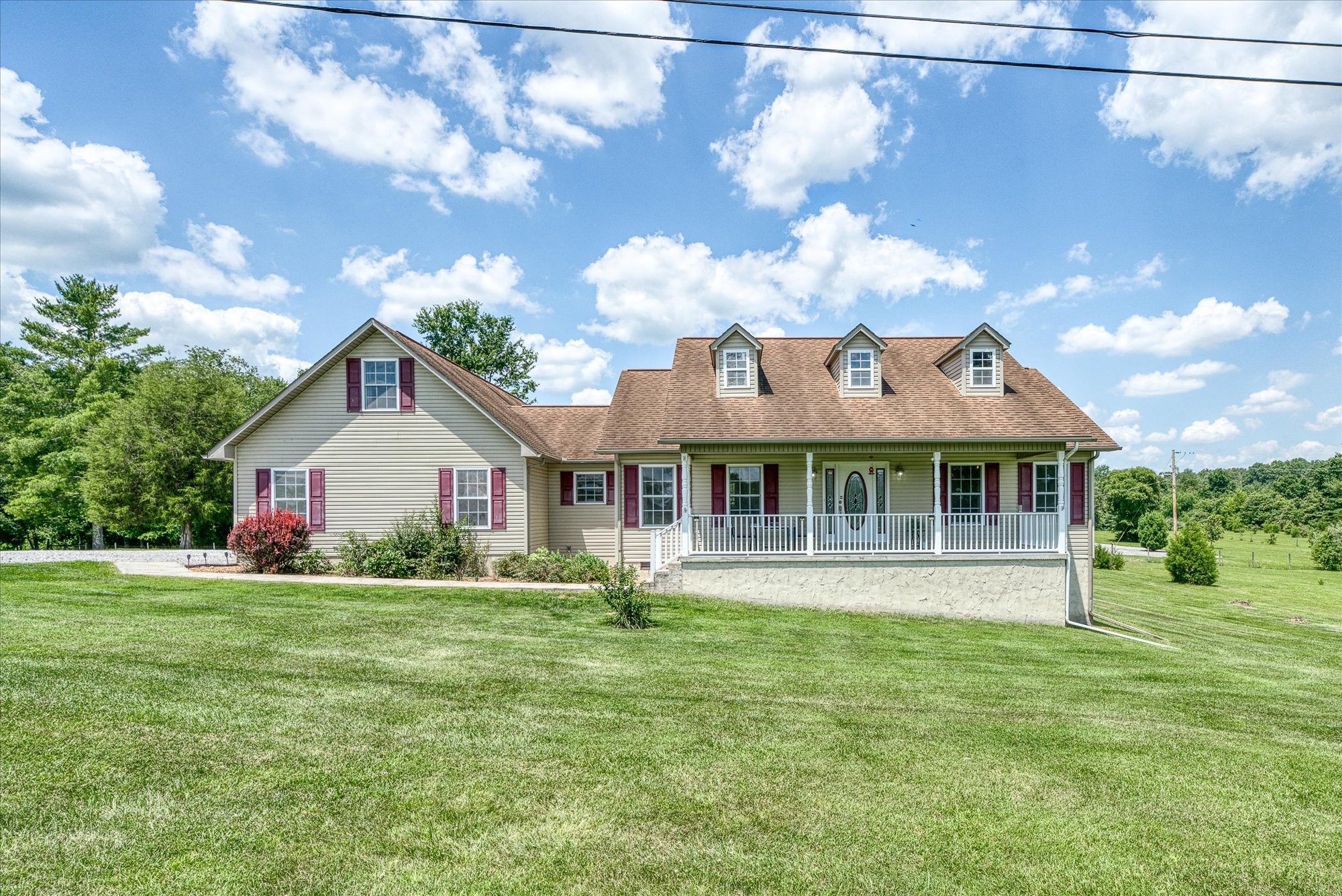 125 Clarence Lee Road Lancing, TN 37770 - Photo 2 of 55 a front view of a house with a garden