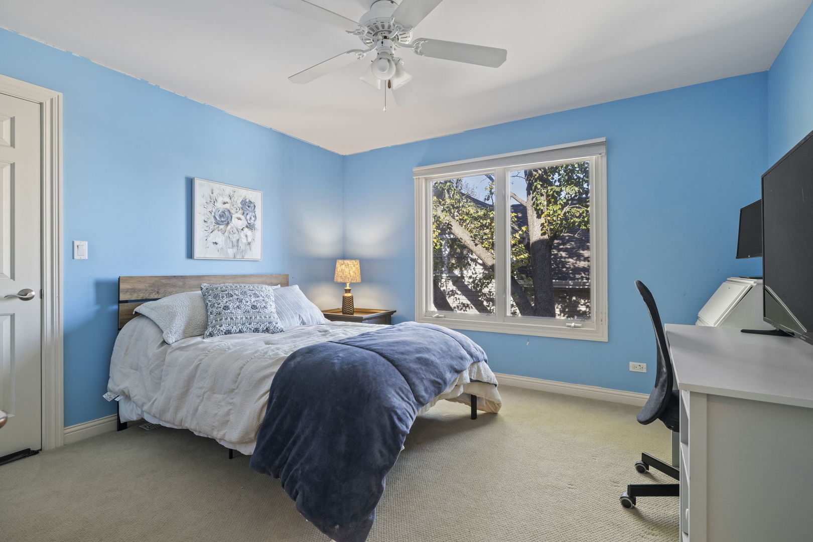 611 Fairfield Avenue Elmhurst, IL 60126 - Photo 20 of 44 a spacious bedroom with a bed and a window
