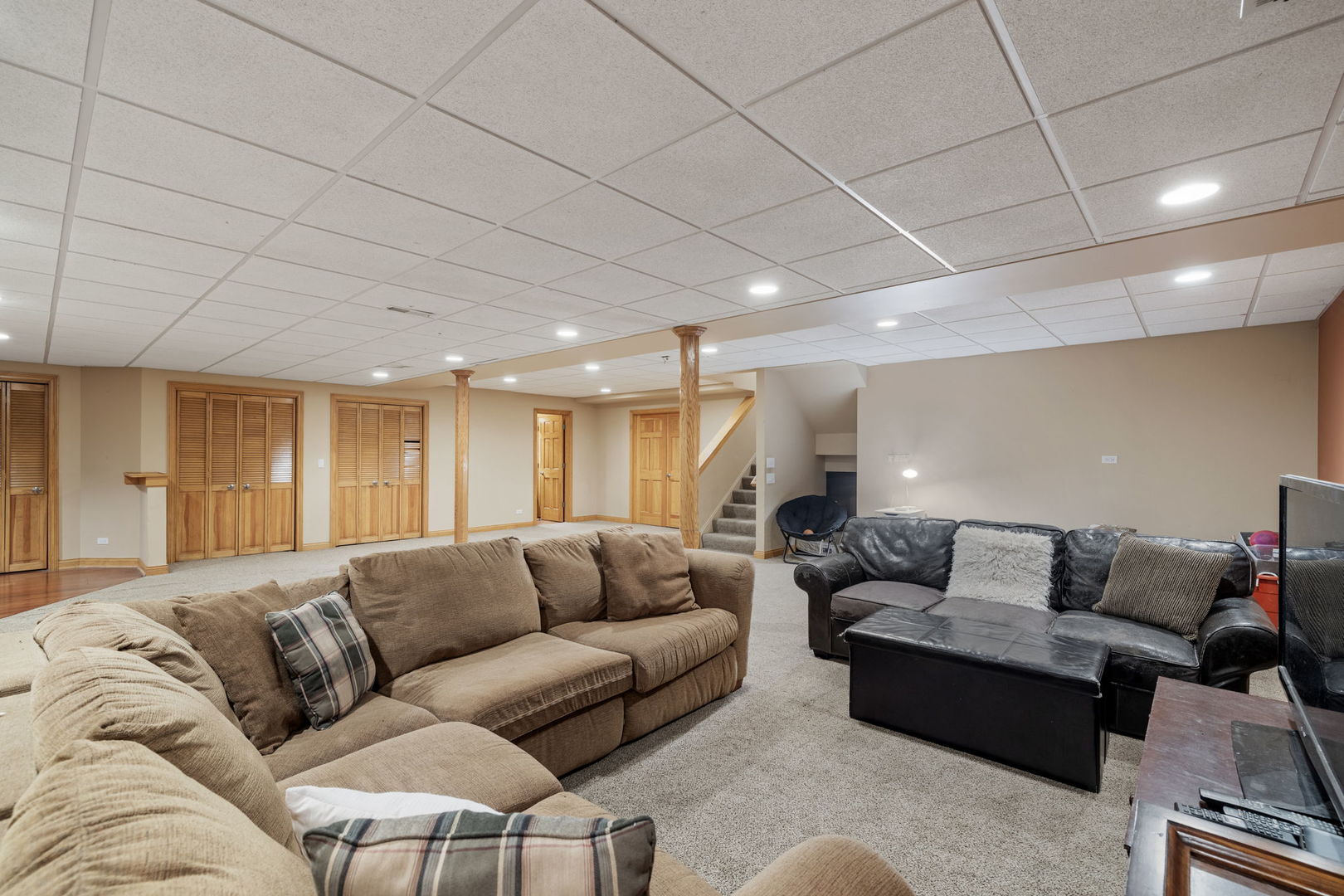 611 Fairfield Avenue Elmhurst, IL 60126 - Photo 32 of 44 a living room with furniture and a couch