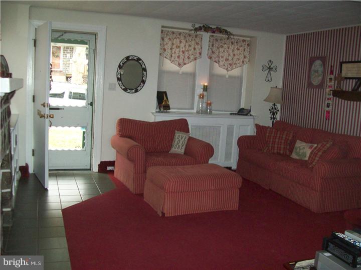 109 Harvin Road Upper Darby, PA 19082 - Photo 3 of 25 Living Room