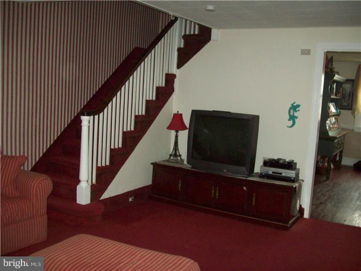 109 Harvin Road Upper Darby, PA 19082 - Photo 4 of 25 Living Room