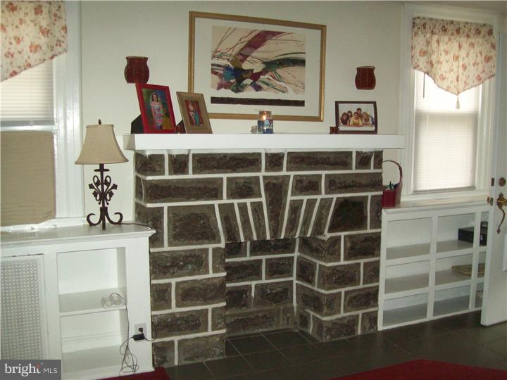 109 Harvin Road Upper Darby, PA 19082 - Photo 5 of 25 Living Room