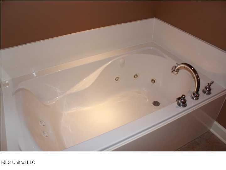 103 Baileys Ridge Circle Clinton, MS 39056 - Photo 14 of 22 jetted tub