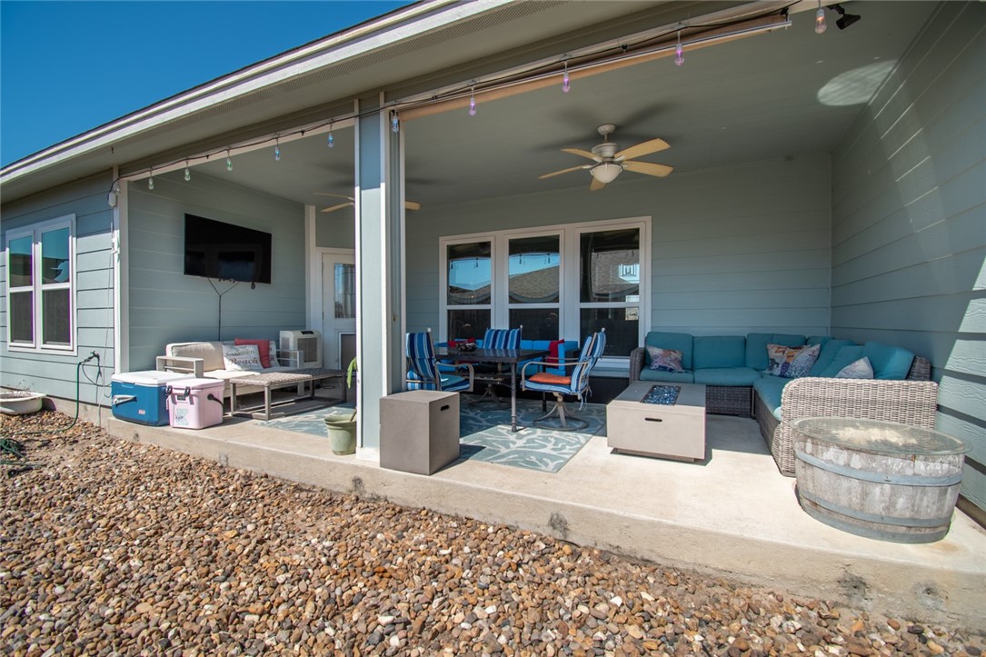 15422 Dyna Street Corpus Christi, TX 78418 - Photo 40 of 40 a living room with furniture